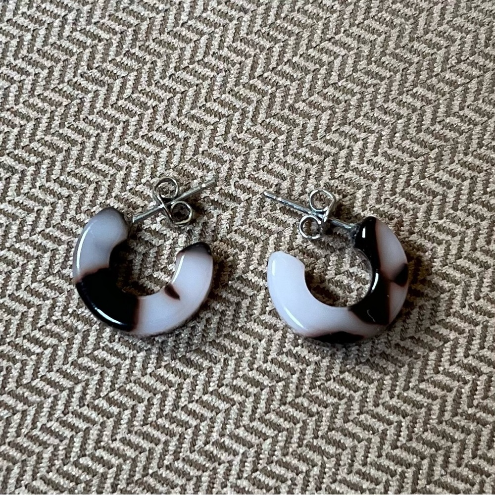 Light tortoise huggie earrings